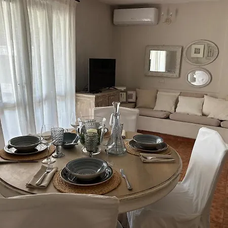 Bifamiliare Con Giardino Будинок відпочинку Ольбія